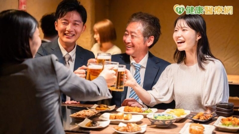 年末聚餐多!醫示警:小心血糖失控 別以為沒症狀就沒事