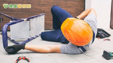 油漆工摔碎手肘!「雙壓輔助」縮短嚴重骨折修復期