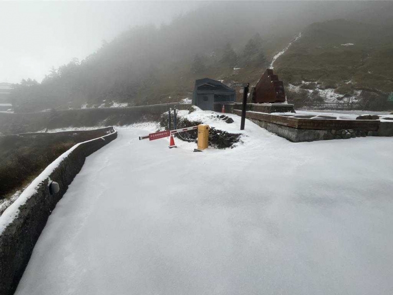 合歡山昨深夜開始下雪。（圖／翻攝畫面）