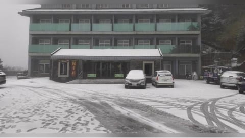 合歡山降雪了!一早成銀白世界 台14甲線限掛雪鏈通行