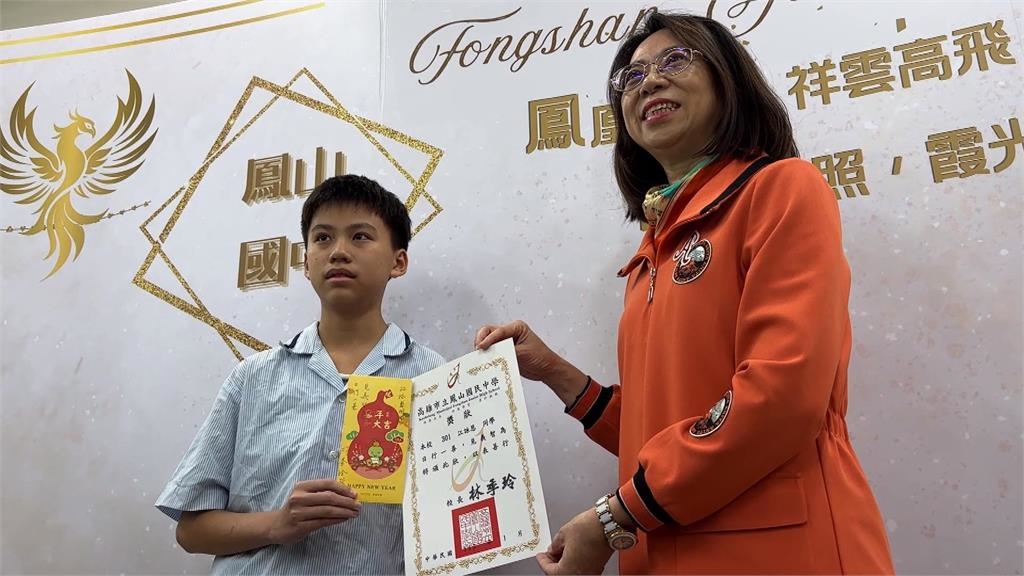 暖心! 男國中生"單車擋車流" 助身障長者過馬路