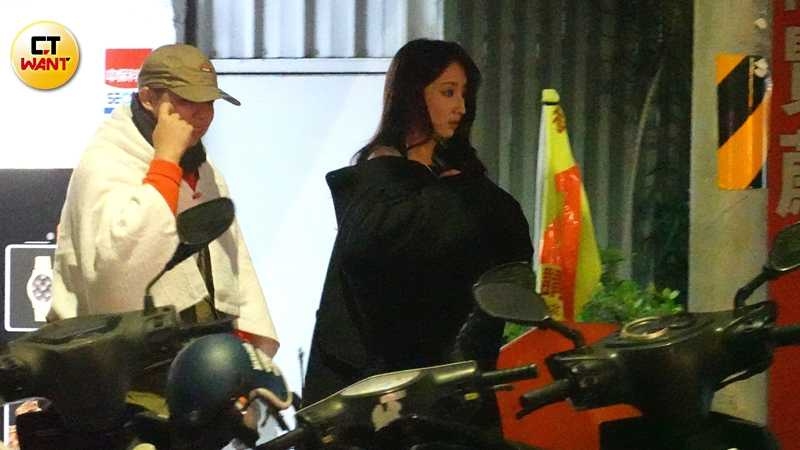 導演一喊卡,助理馬上拿了厚外套給柯佳嬿披上保暖。(圖/本刊攝影組)