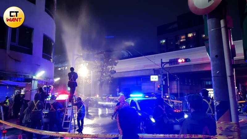 劇組祭出水車製造「暴雨」效果。(圖/本刊攝影組)