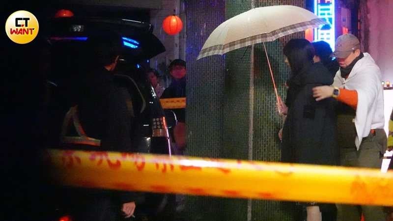 寒流加上灑水,現場冷到不行,柯佳嬿穿外套撐著傘仍難擋寒意。(圖/本刊攝影組)