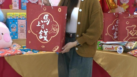 年節將近! 賣場現辦年貨人潮 零食.乾果禮盒買氣好