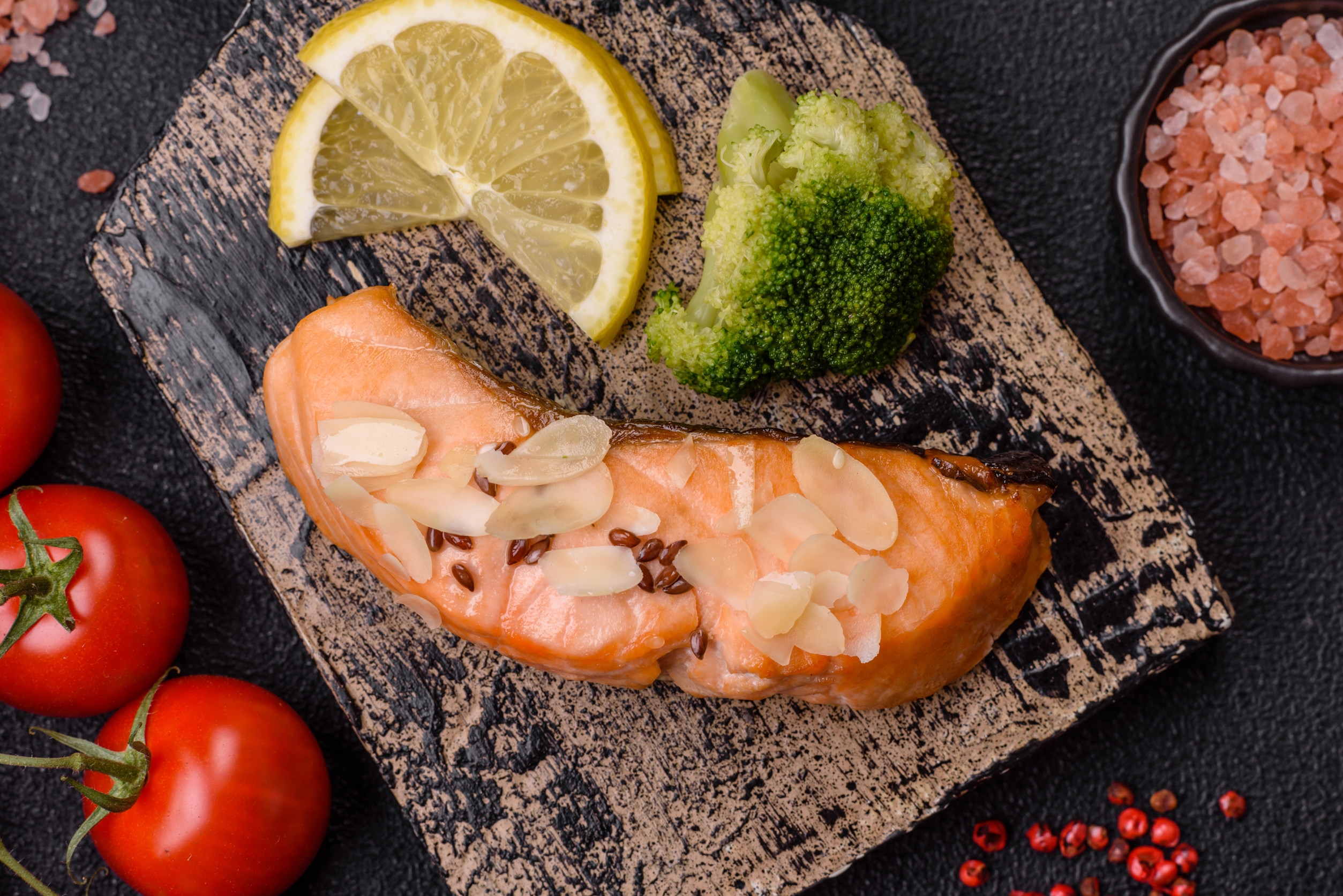 杏仁香煎鮭魚也是餐廳等級料理。圖/123RF圖庫