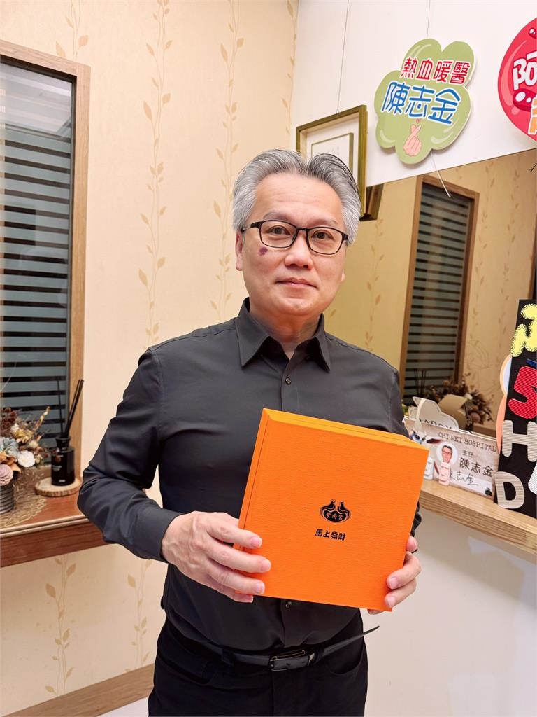 ICU醫師突收「橘色盒子」心跳漏一拍！妻秒詭笑：打開來看看