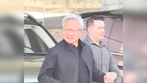 黃仁勳抵台！分送三明治、養樂多　粉絲要求簽名來者不拒