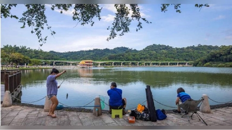 公園驚見「活魚丟廚餘桶」! 釣客揭真相:是在清除外來種