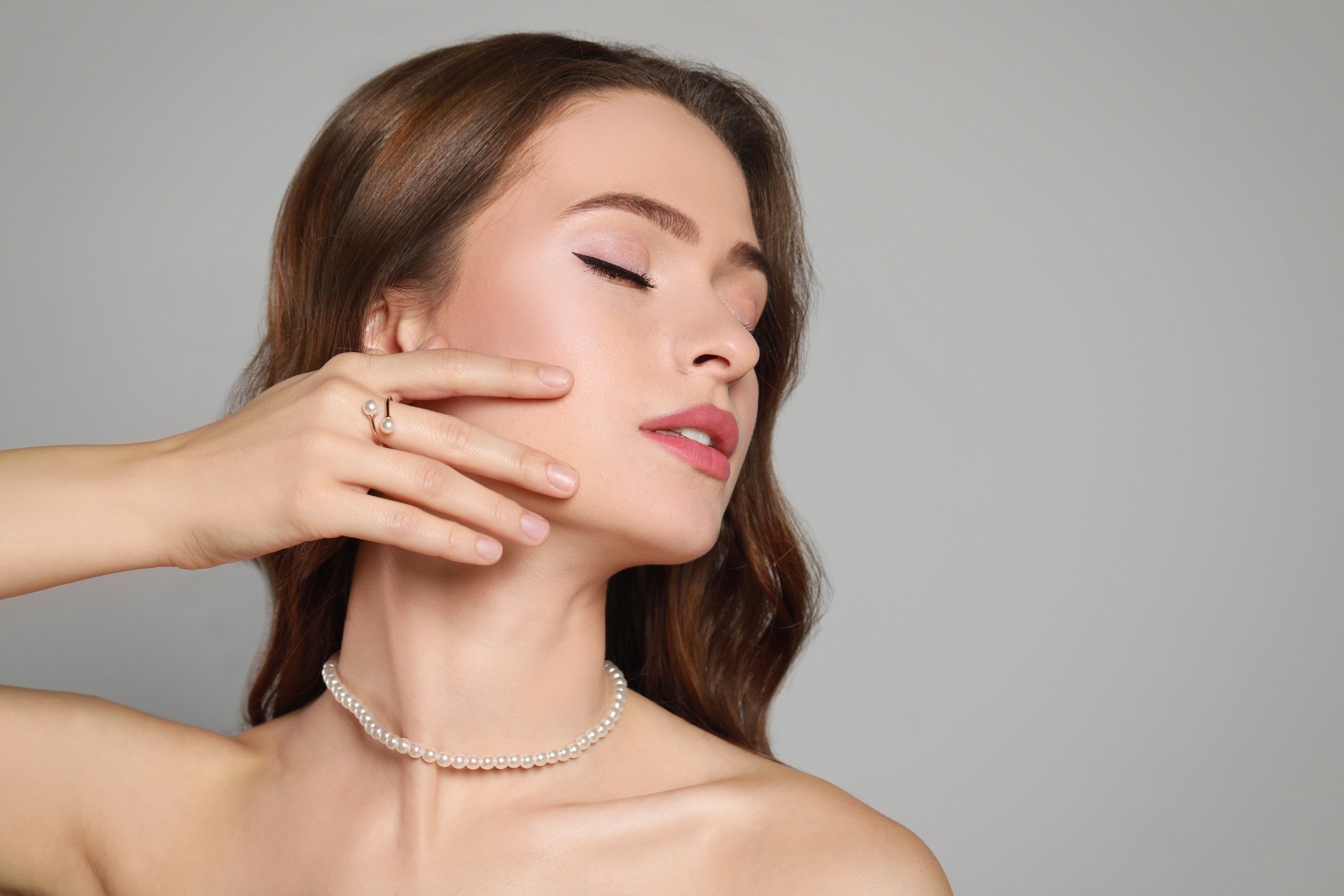 小顆珍珠製成的項鍊看起來秀氣優雅,也不會顯老。圖/123RF圖庫