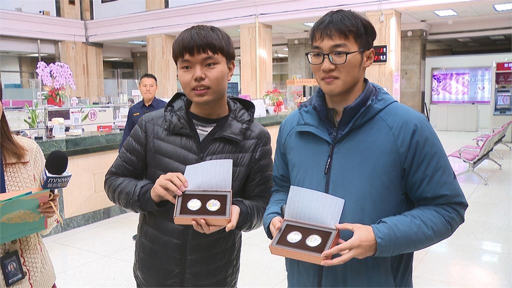 超夯！馬年紀念套幣臨櫃開賣　民眾備板凳凌晨１點排隊搶購