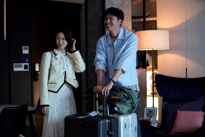 鍾瑶（左）與風田（右）在戲中演出跨國CP。（圖／彼此影業）