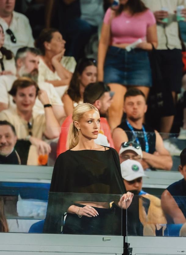 澳網(影)／佛里茲16強出局進帳約1400萬！網紅辣女友沒流幾滴汗竟然賺更大