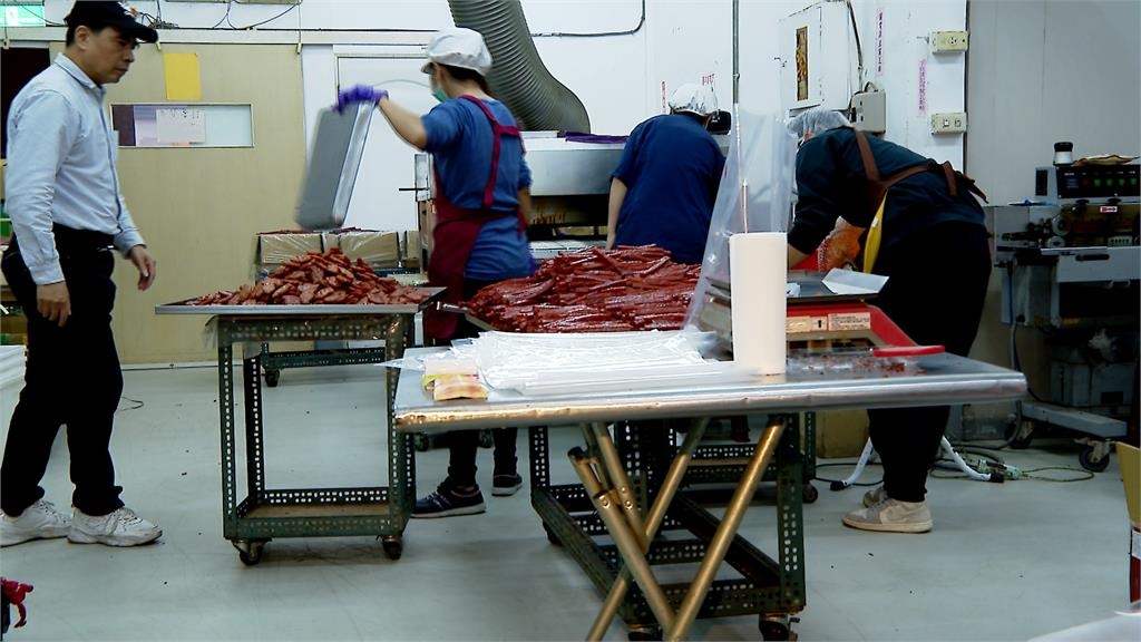 30年肉乾店「元寶造型」超特別　過年增派人手趕工