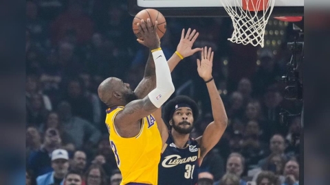 NBA(影)/硬漢也忍不住拭淚!詹皇家鄉出賽老東家騎士播致敬影片歡迎回家