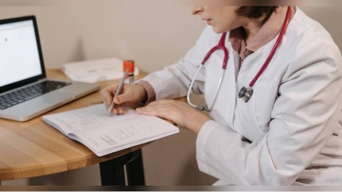 診所只收現金他批「活在80年代」　醫師親解關鍵：不是逃漏稅