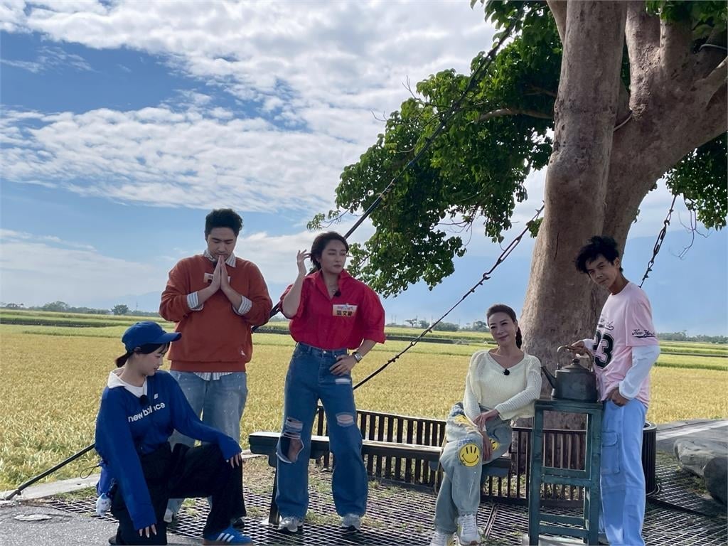 鹿希派文青口白「這節目都用旁白開場嗎?好奇怪喔!」！阿翔說你才奇怪也太不文青