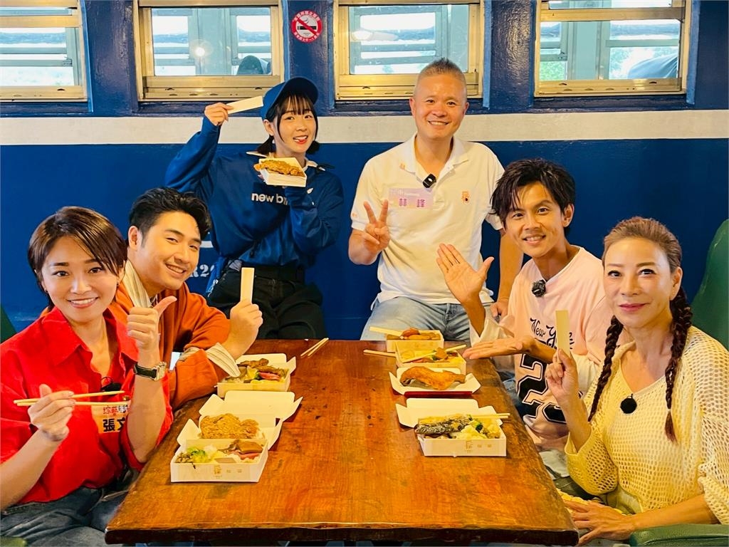 鹿希派文青口白「這節目都用旁白開場嗎?好奇怪喔!」！阿翔說你才奇怪也太不文青