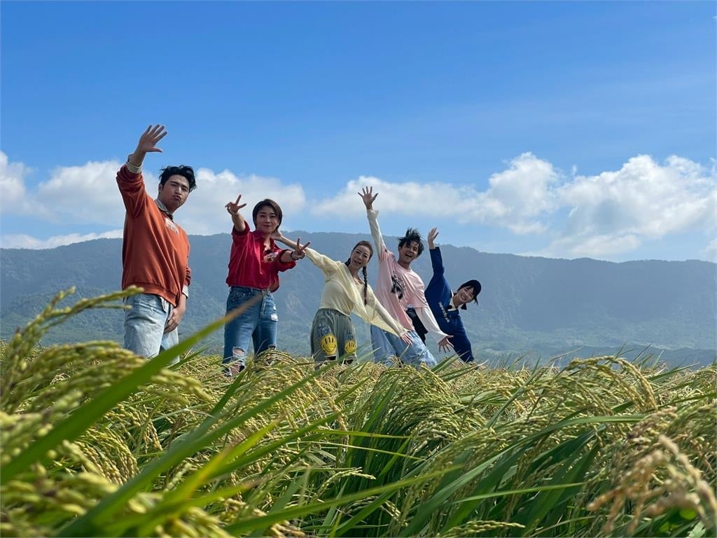 鹿希派文青口白「這節目都用旁白開場嗎?好奇怪喔!」！阿翔說你才奇怪也太不文青