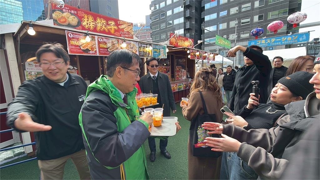 黃偉哲率團突襲福岡台灣祭！　親發試吃品推廣台南美食