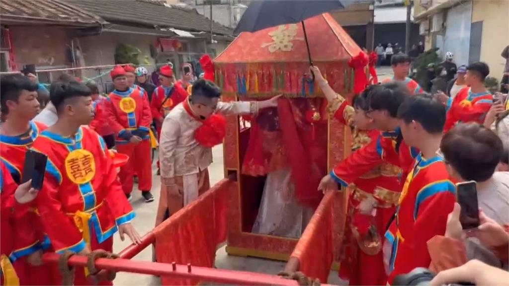 彰化花壇古禮迎親！新郎騎白馬　新娘坐紅花大轎「嫁妝一牛車」