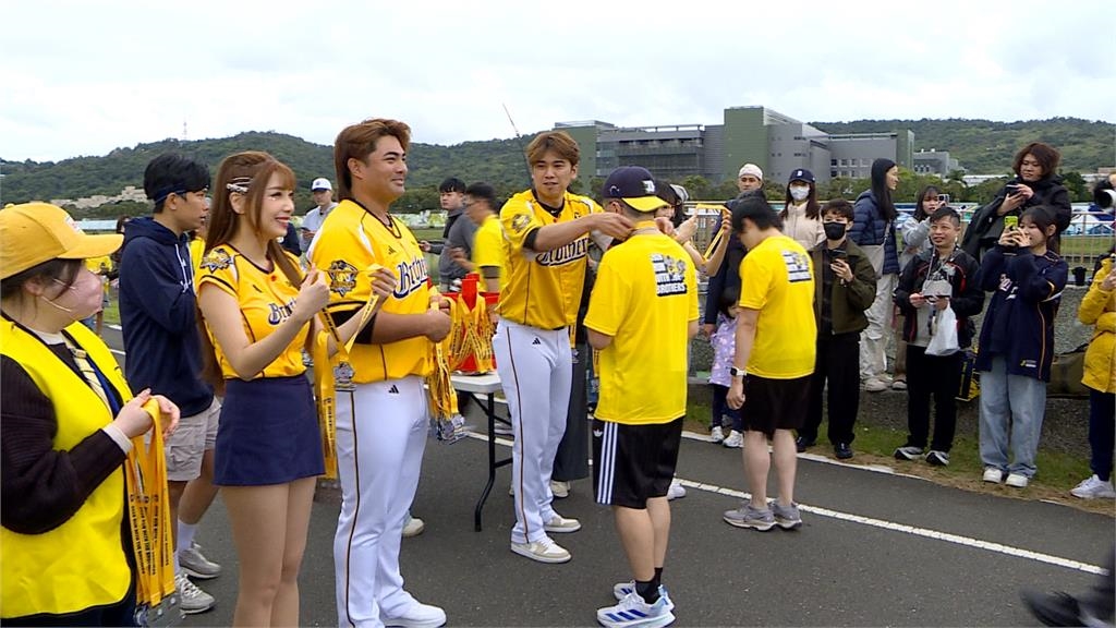 「黃衫軍」路跑熱血登場！　中信啦啦隊熱情加油