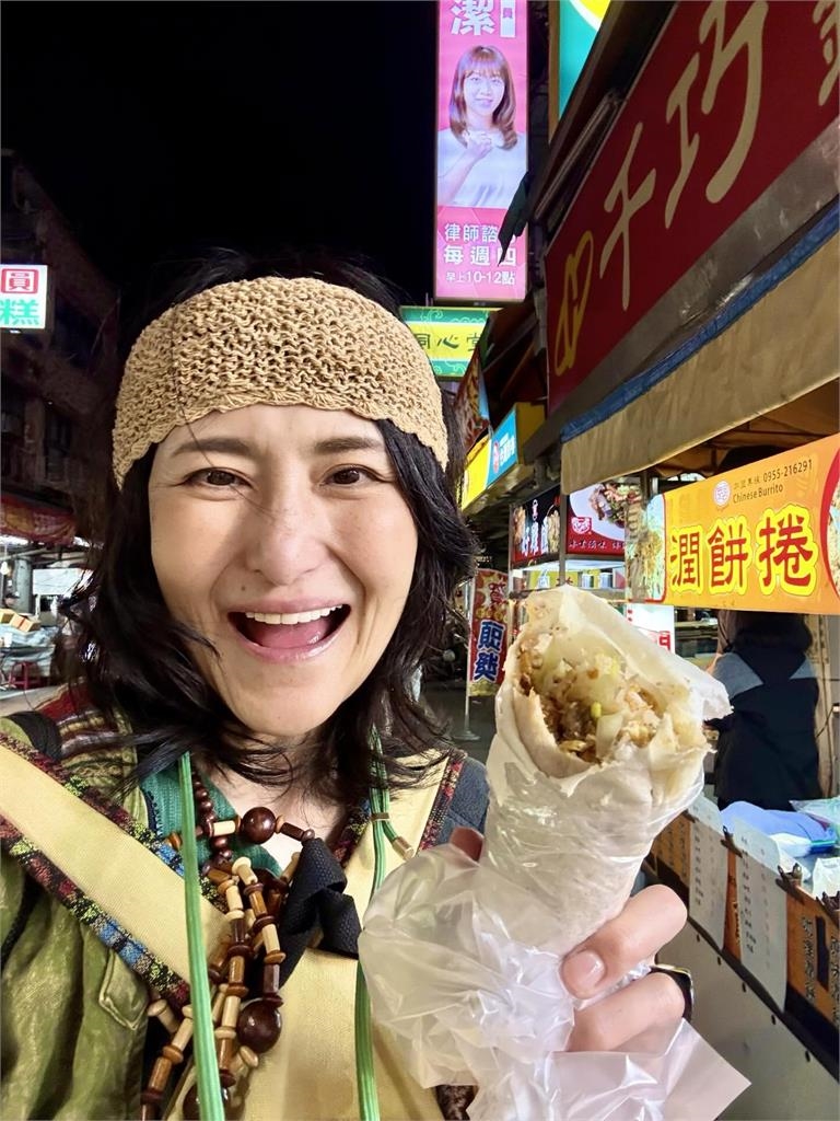 路邊等紅燈抬頭驚見「日本大胃王」現場吃播！她曬潤餅合照喊：啊呣啊呣…