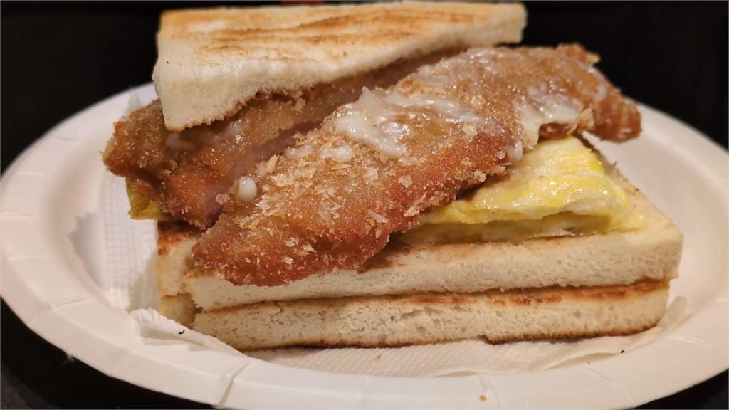 碳烤三明治外脆內軟份量十足 美乃滋也自己調配