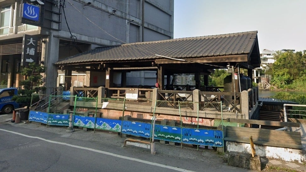 快新聞／壓力太大？萬里北部濱海公路旁「溫泉水狂噴」　現場畫面曝光了