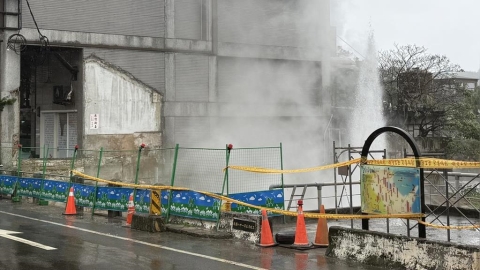 壓力太大？萬里北部濱海公路旁「溫泉水狂噴」　現場畫面曝光了