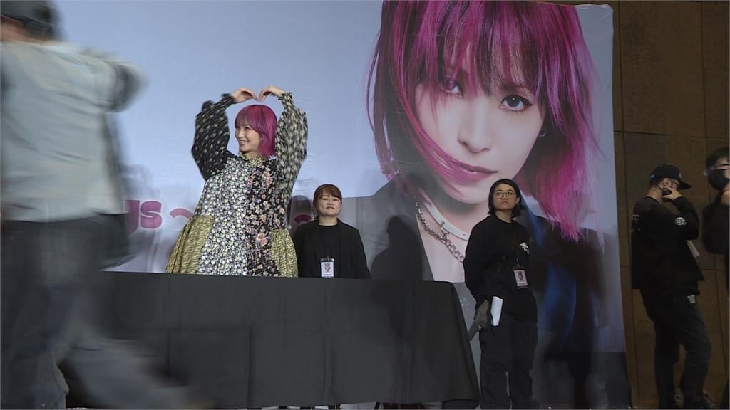 「鬼滅」紅蓮華原唱LiSA北車嗨唱　近3千人湧入竟遇警報器大響