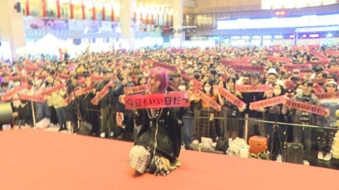 「鬼滅」紅蓮華原唱LiSA北車嗨唱　近3千人湧入竟遇警報器大響