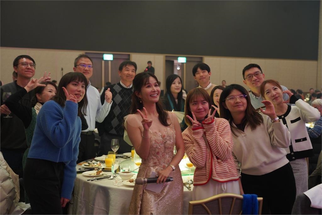 1張股票飆破900萬！主持股王尾牙「台下真實1幕」震撼她：要一飛沖天了