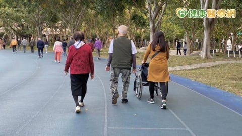 長照壓力鍋3／生活起居之外的情感互動　外看、家屬與長者如何實現「三方共好」？