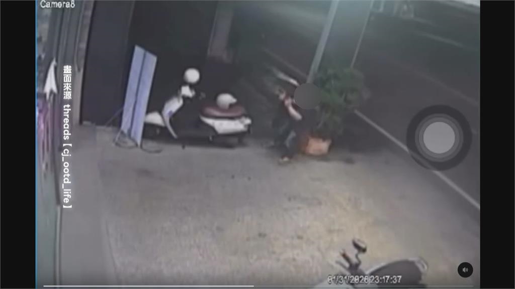 糗！鐵板燒店員「突褲子滑落又摔倒」　顧客目睹秒逃、網友笑翻