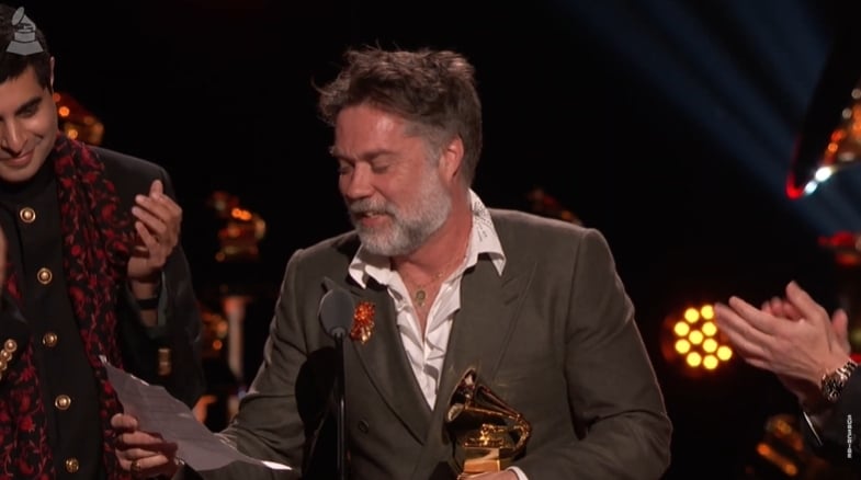 90歲達賴喇嘛首獲「葛萊美獎」！代領人幽默開場1句話笑翻全場