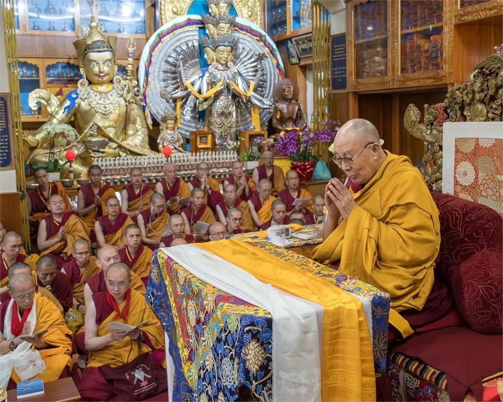 90歲達賴喇嘛首獲「葛萊美獎」！代領人幽默開場1句話笑翻全場