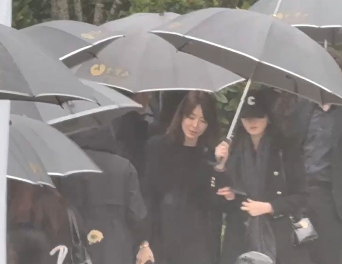 快新聞／S幫都到了！親友齊揭粉紅帆布　S媽淚抱大S雕像