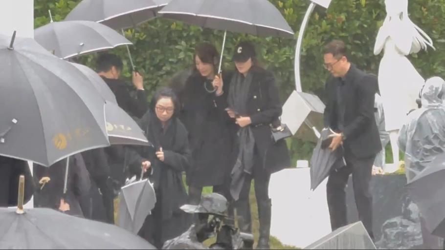 小S「痛失愛姐大S」1週年　雨中致謝「合掌鞠躬」淚喊7字…鼻酸畫面曝光！