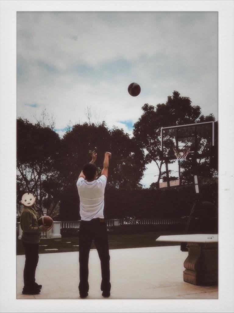 小S二女兒Lily戀愛了？澳洲同框「白衣高帥男」穿情侶衣…正面照曝光