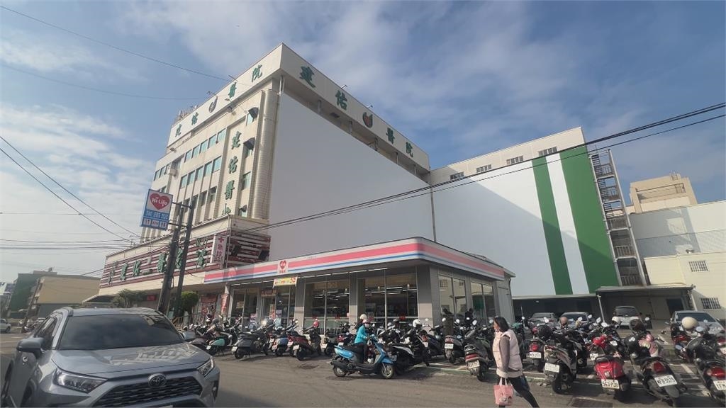 高雄驚見奇景"醫院飄半空" 真相曝光是防水漆色與天空結合