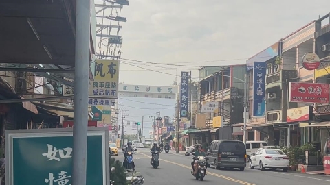 高雄驚見奇景"醫院飄半空" 真相曝光是防水漆色與天空結合