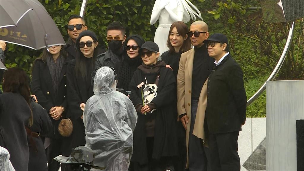 大S紀念雕像揭幕!S媽痛哭相擁具俊曄 始源從日本直奔台灣獻花