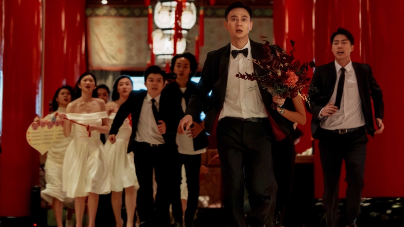 在《雙囍》中劉冠廷一天要辦兩場婚禮,讓他疲於奔命。(圖/水花電影提供)