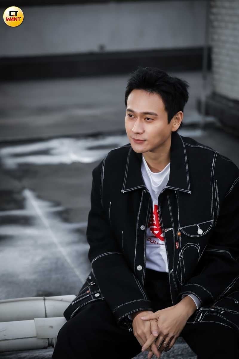 劉冠廷參加婚禮常會被賓客包圍拍照,讓他對新人很不好意思。(圖/侯世駿攝)