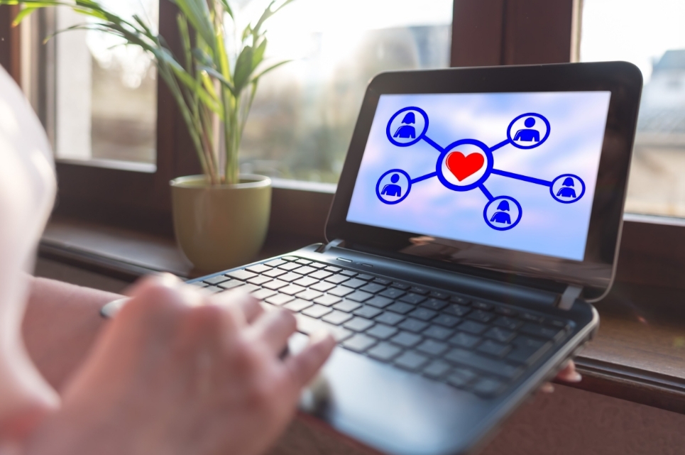 詐騙集團常利用交友軟體或社群平台經營信任關係，以話術引導被害人投入虛擬貨幣或操作不明交易平台。此為示意圖。圖/123RF圖庫