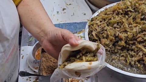 尾牙吃刈包象徵招財 廟口刈包一早大排長龍