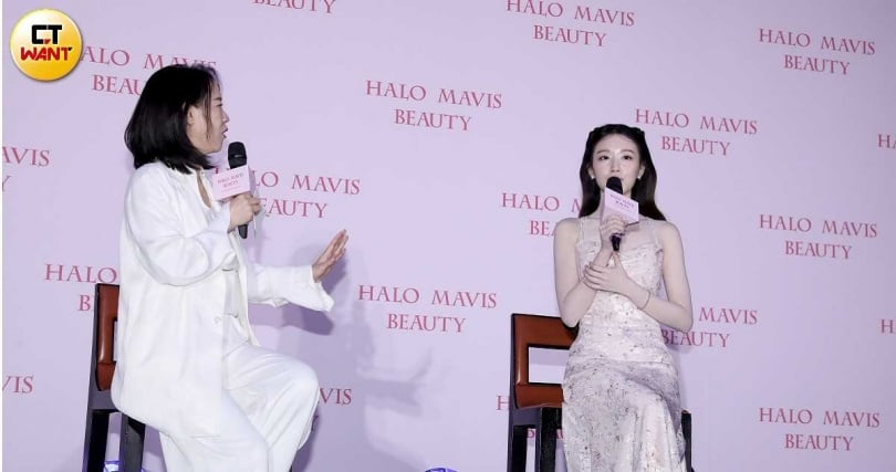 曾寶儀（左）擔任記者會主持人。（圖／侯世駿攝）