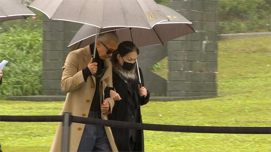 具俊曄披大S「27年前送的大衣」悼亡妻！陶晶瑩「1天送走2摯友」聚餐一半哭了