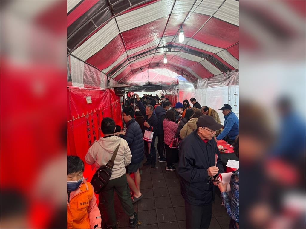 林口警反詐宣導 書法家揮毫金馬獎座加持!馬年添好運